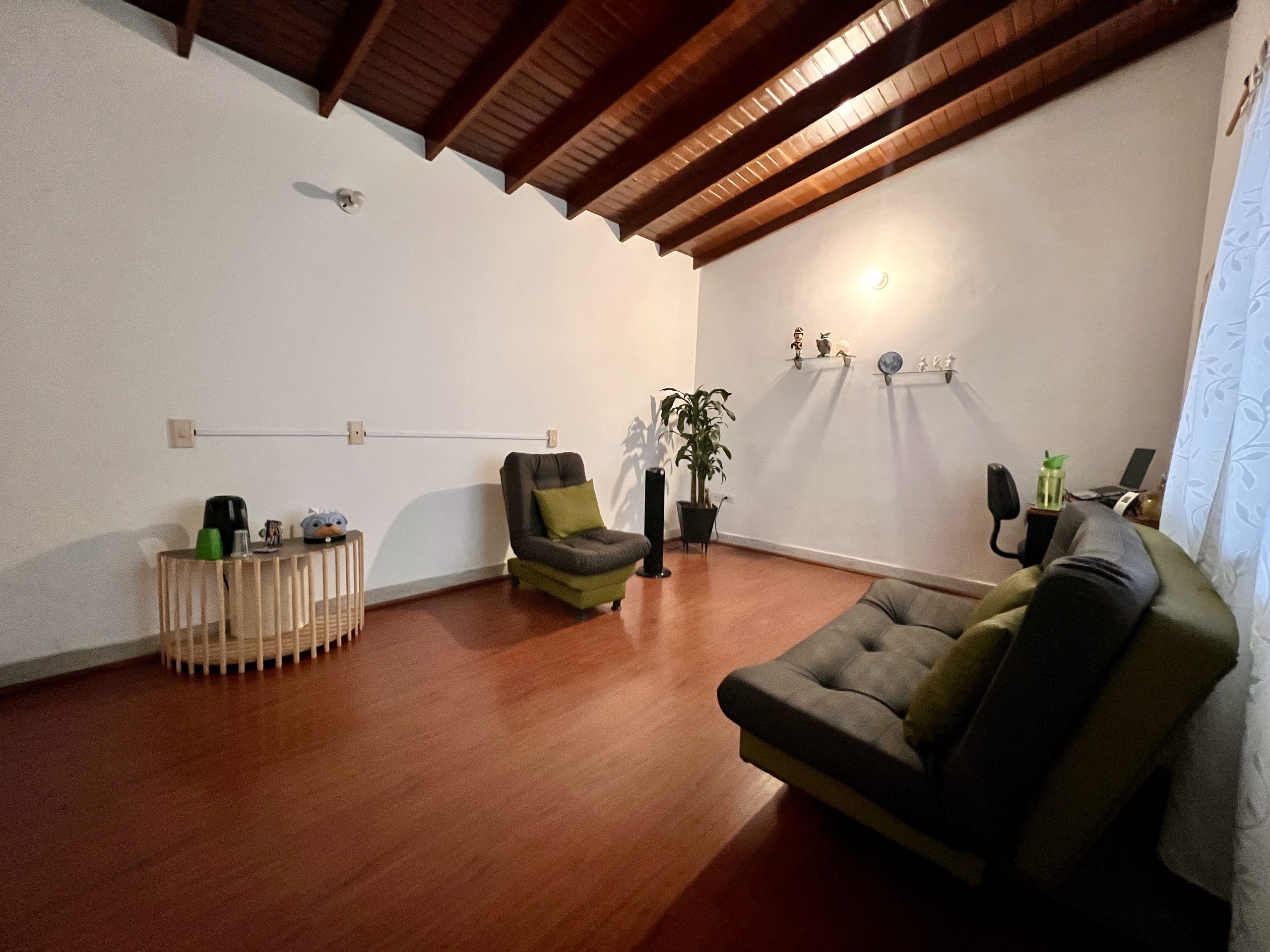 Consultorio de terapia psicológica en Mi Espacio con sillas y ambiente acogedor.